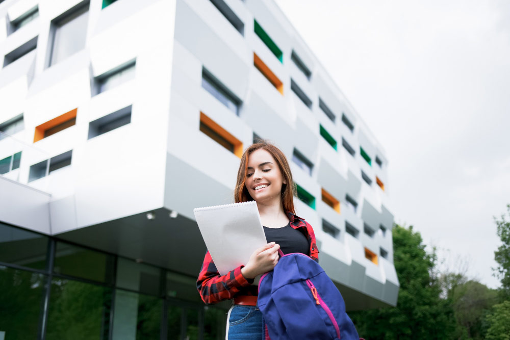 Joven saliendo de una residencia de estudiantes en Madrid