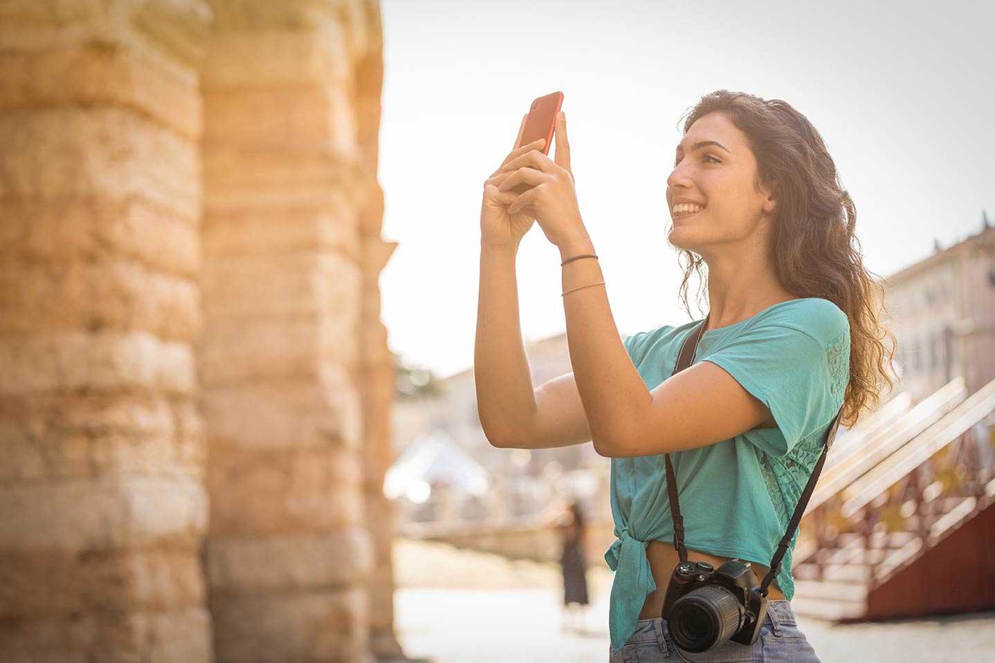 Estudiante Universitaria fotografiando la ciudad de Granada