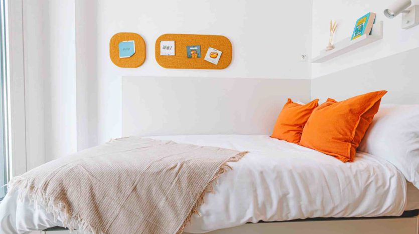 Resi estudiantes Vibe Granada estudio simple con terraza cama