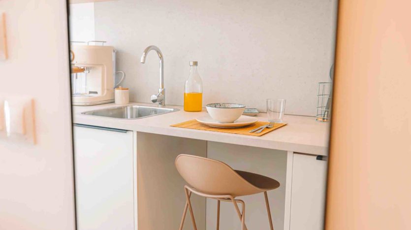 Resi estudiantes Vibe Granada estudio simple con terraza comdor