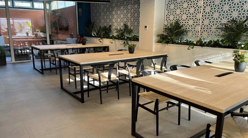 Vibe Granada Zona Común mesas