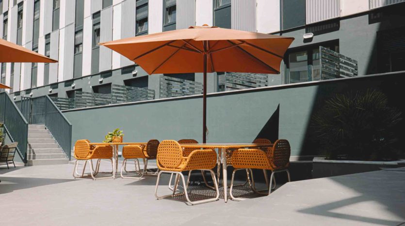 Resi estudiantes Vibe Granada terraza entrada