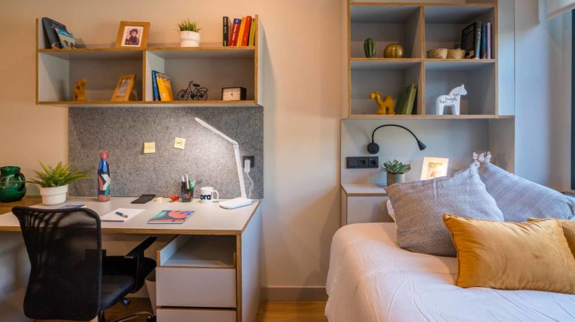 Residencia Estudiantes Kadora 22@ BCN Clúster mesa