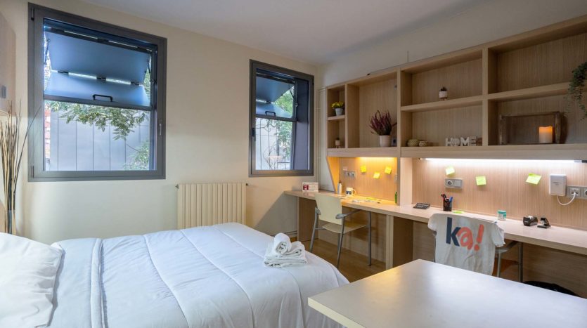 Residencia de estudiantes Sarrià en Barcelona estudio individual con escritorios