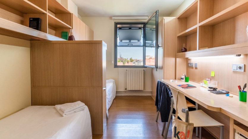 Residencia de estudiantes Sarrià en Barcelona habitación doble con escritorios