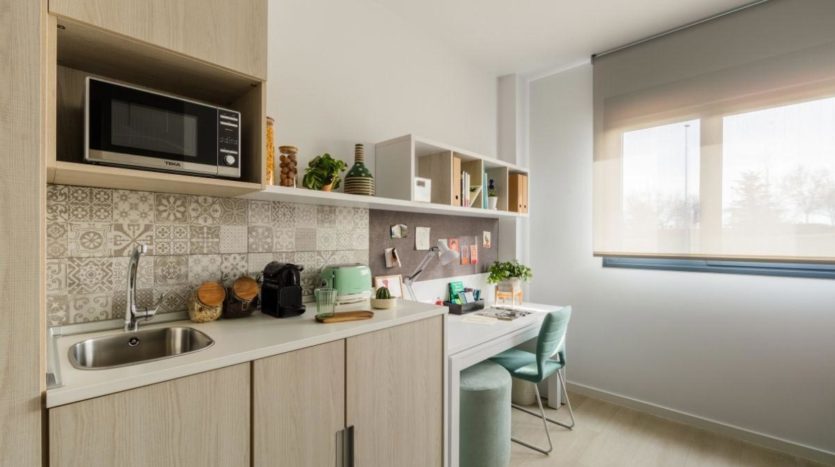 Residencia Universitaria Camplus Salamanca escritorio y cocina