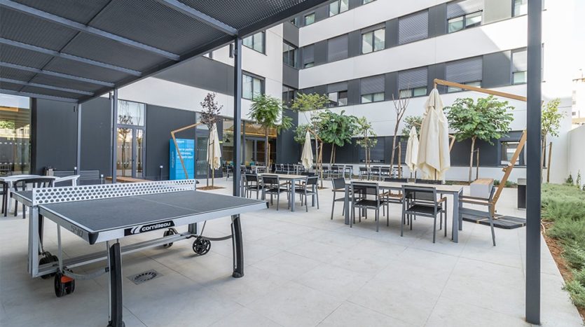 Terraza Residencia de Estudiantes Kadora en Sevilla