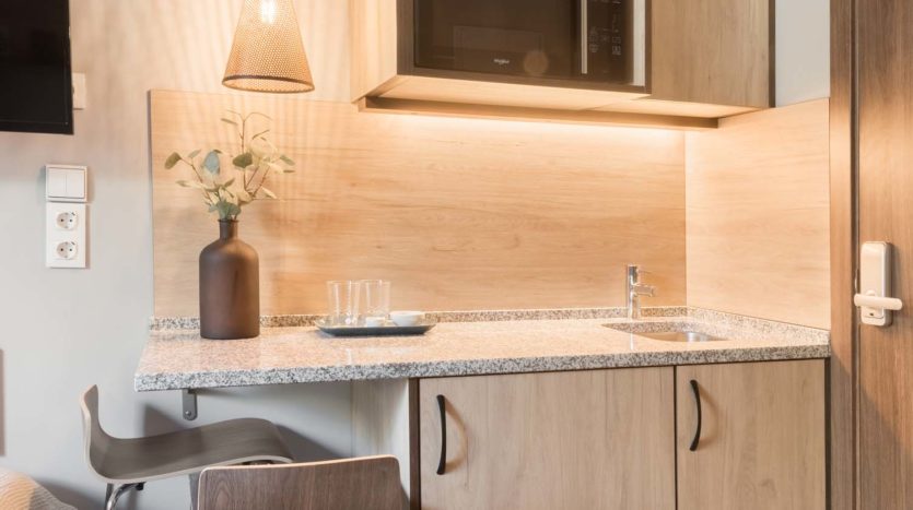 Cocina de estudio doble de la Residencia Universitaria Kadora en Zaragoza