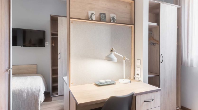 Escritorio en estudio doble de la Residencia Universitaria Kadora en Zaragoza
