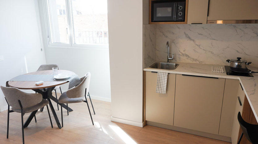 Cocina mesa Vibe Stay residencia estudiantes Madrid