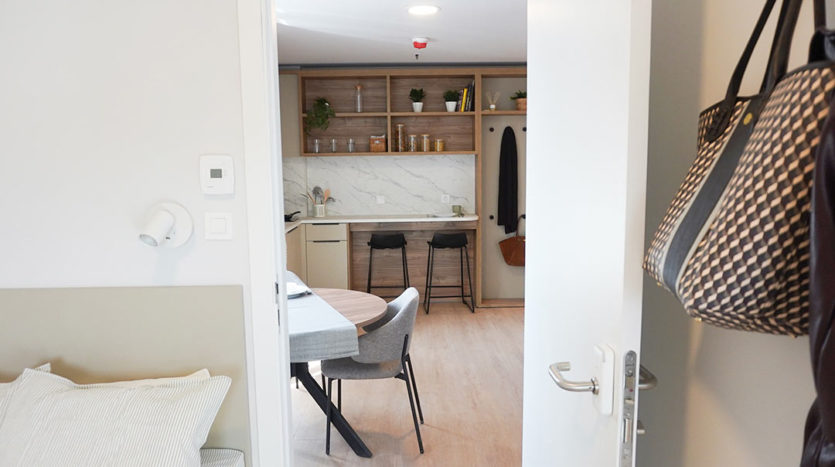 Mesa en cocina Vibe Stay residencia estudiantes Madrid