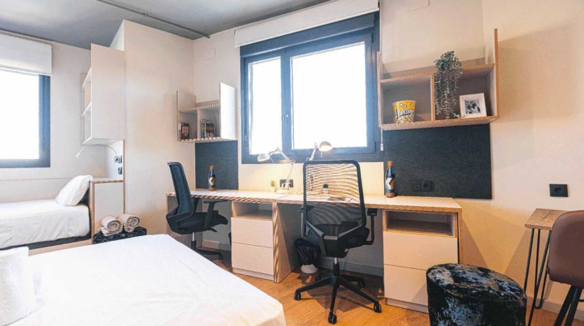 Residecia Universitaria Kadora Granada Escritorio