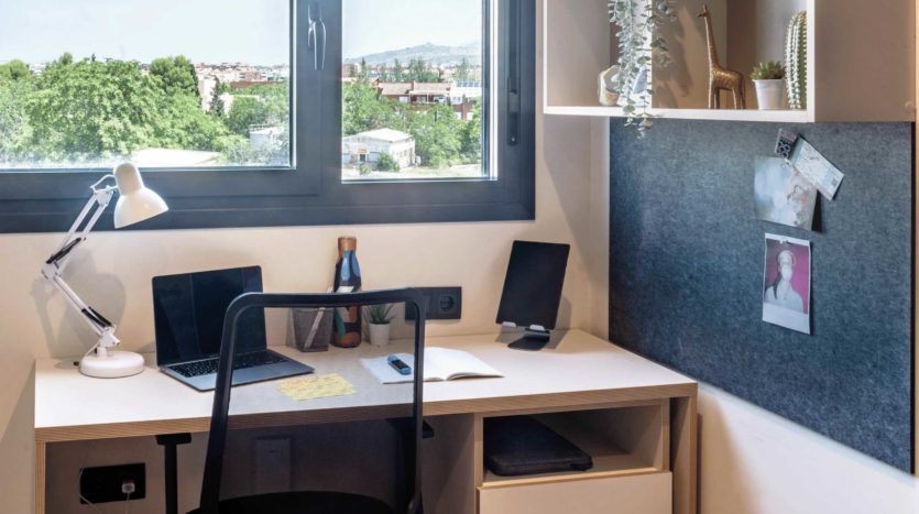 Residecia Universitaria Kadora Granada Estidio con Escritorio