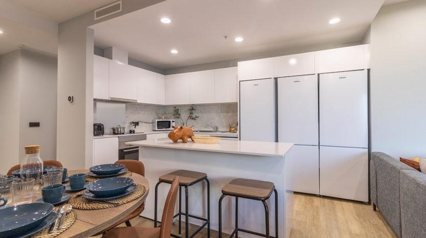 Sala Comer y Cocina Clúster Residencia de Estudiantes Kadora en Sevilla