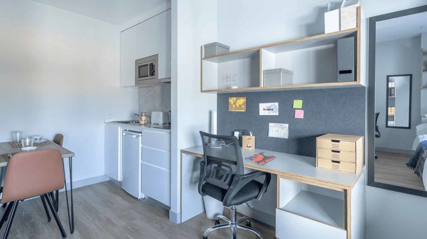 Escritorio y cocina estudio doble Residencia de Estudiantes Kadora en Sevilla
