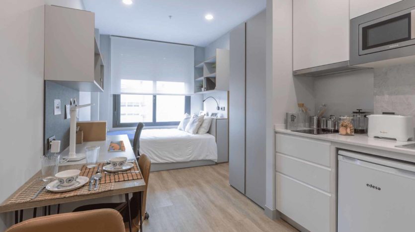 Cama, cocina, escritorio Residencia de Estudiantes Kadora en Sevilla