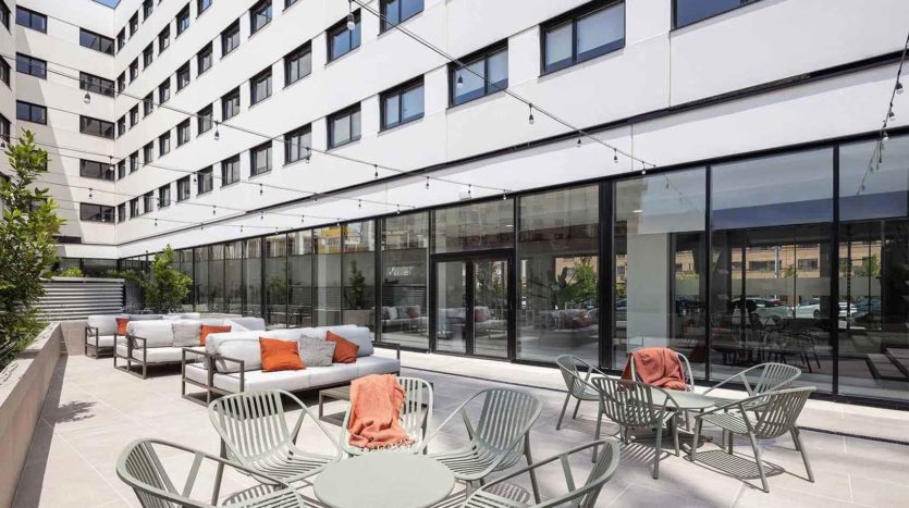 Residencia Estudiantes AMRO en Pamplona terraza exterior