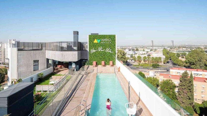 Residencia de Estudiantes Sevilla AMRO piscina