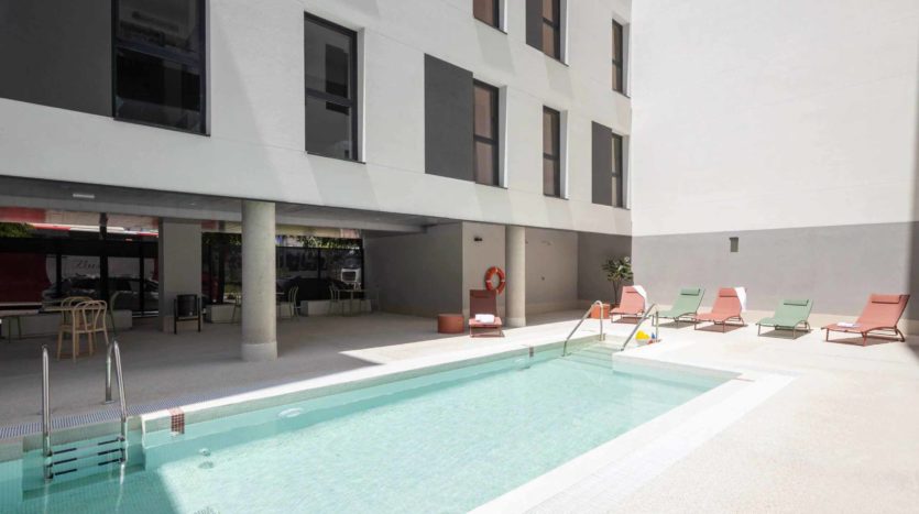 Residencia Universitaria AMRO Getafe piscina exterior