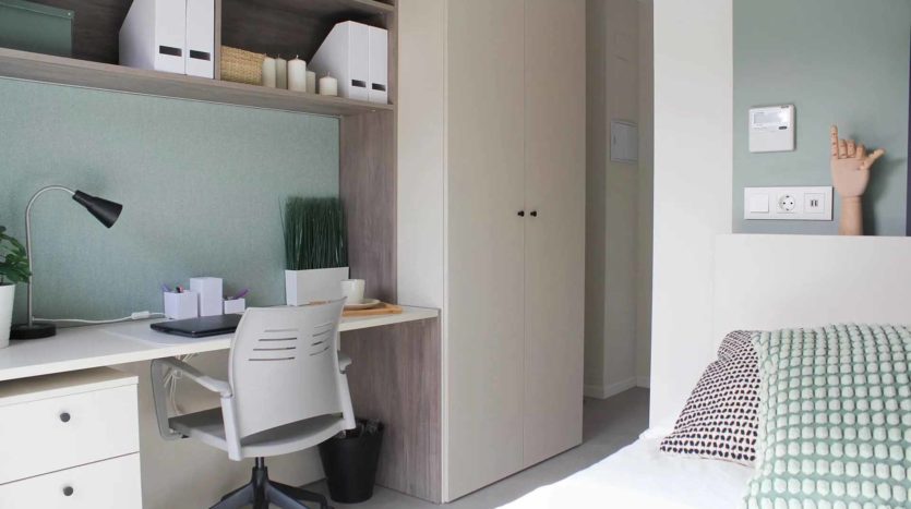Residencia Universitaria AMRO Getafe habitación con escritorio