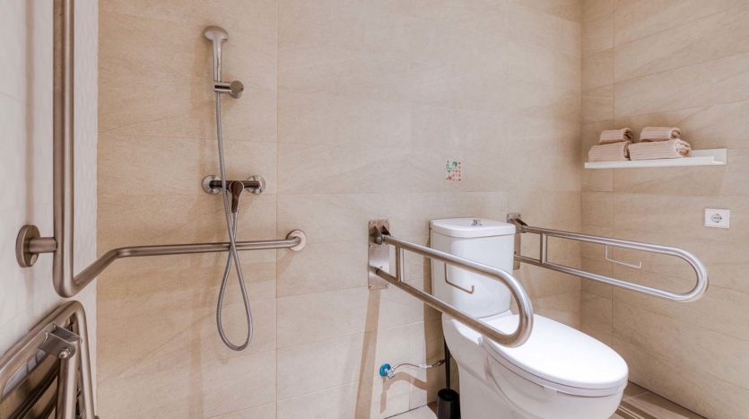 Residencia universitaria Granada Cartuja baño accesible