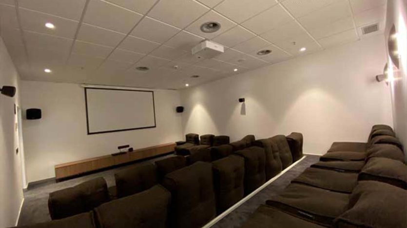 Residencia universitaria Livensa en Barcelona Diagonal Alto sala de cine