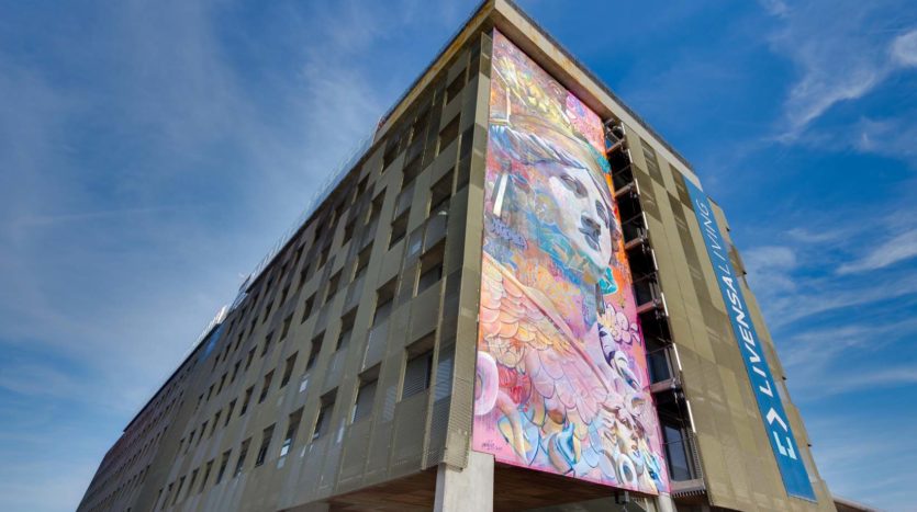 Residencia universitaria Livensa en Barcelona Diagonal Alto fachada exterior