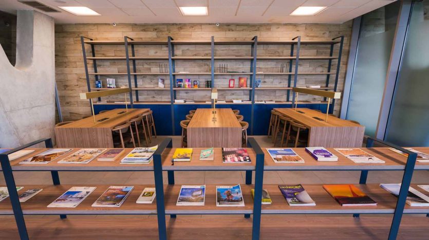 Residencia universitaria Livensa en Barcelona Diagonal Alto biblioteca