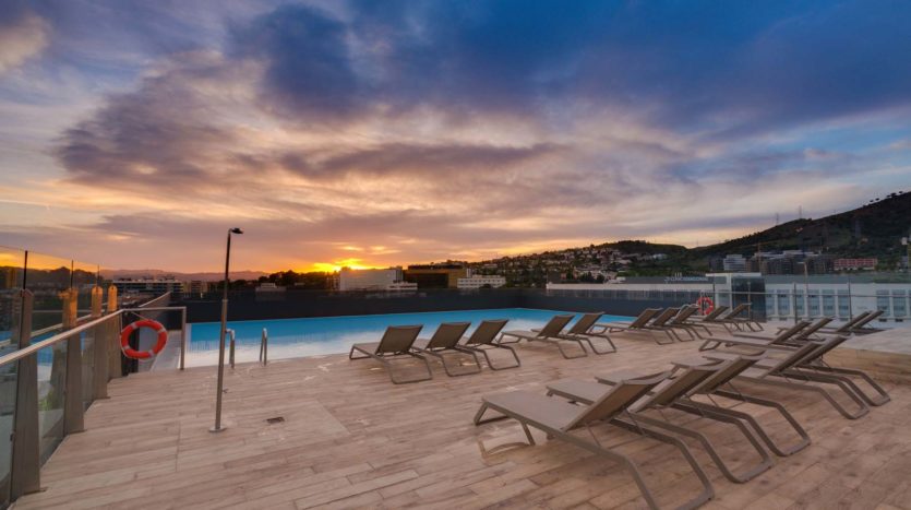 Residencia universitaria Livensa en Barcelona Diagonal Alto piscina exterior