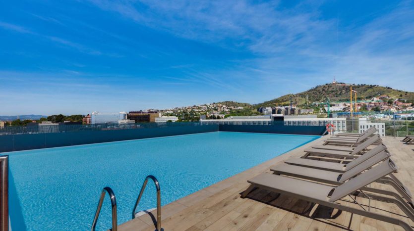 Residencia universitaria Livensa en Barcelona Diagonal Alto piscina