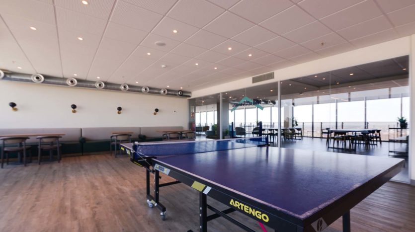 Residencia universitaria Livensa en Barcelona Diagonal Alto sala de juego deportivo