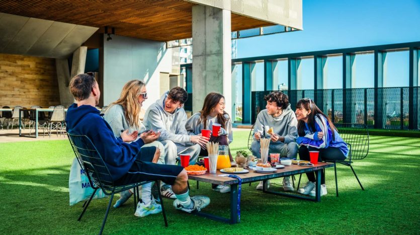 Residencia universitaria Livensa en Barcelona Diagonal Alto zona descanso exterior