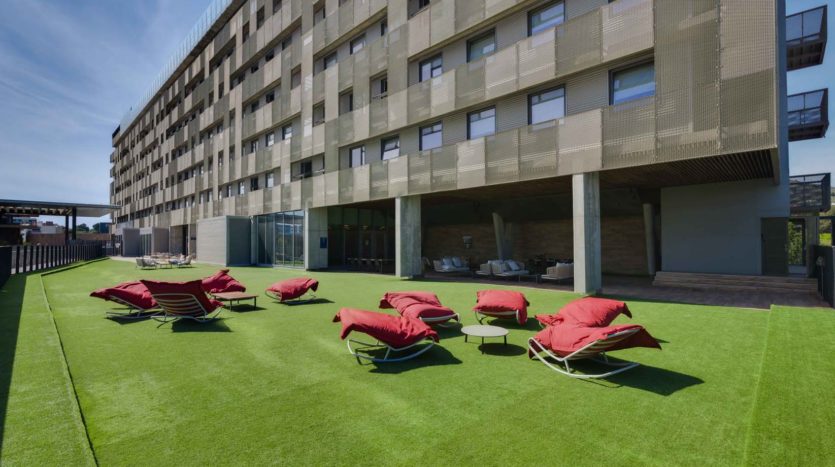 Residencia universitaria Livensa en Barcelona Diagonal Alto zona exterior