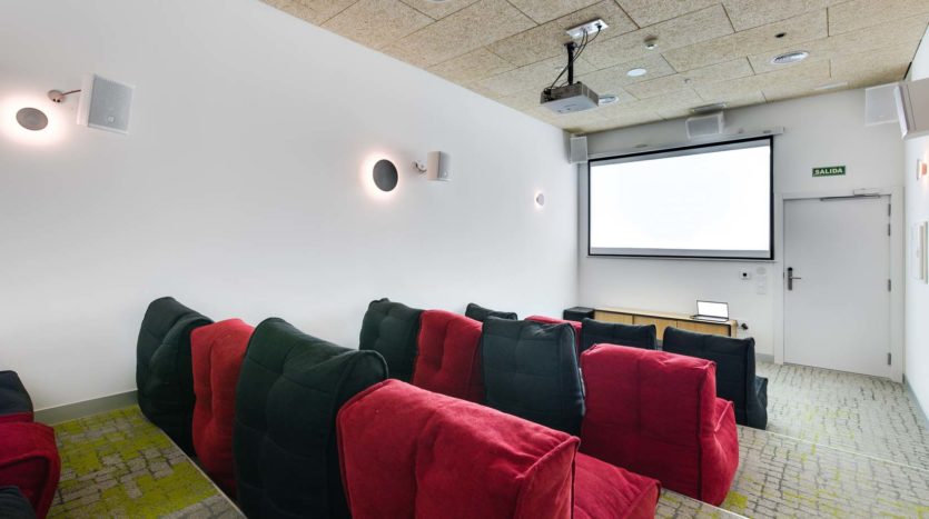 Residencia de estudiantes Livensa Living Granada Fuentenueva cine
