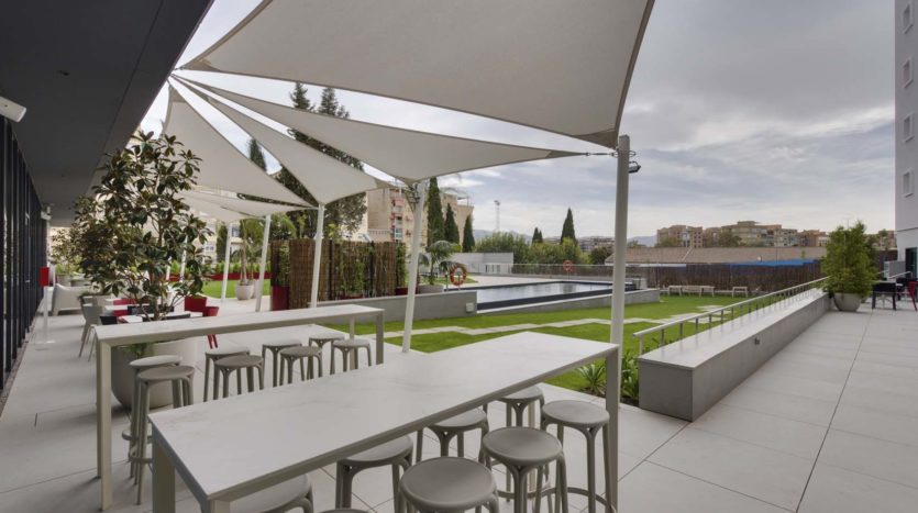 Residencia de estudiantes Livensa Living Granada Fuentenueva terraza