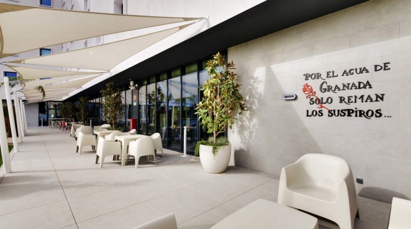 Residencia de estudiantes Livensa Living Granada Fuentenueva jardin