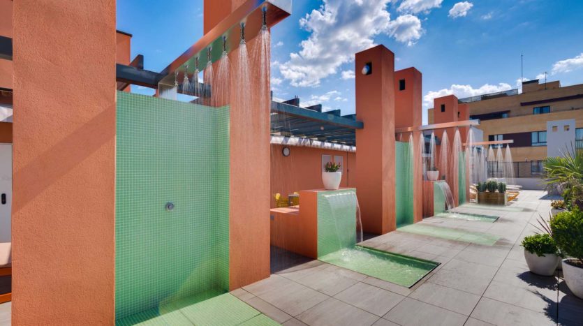 Residencia de estudiantes Madrid Aravaca Livensa Living azotea con duchas