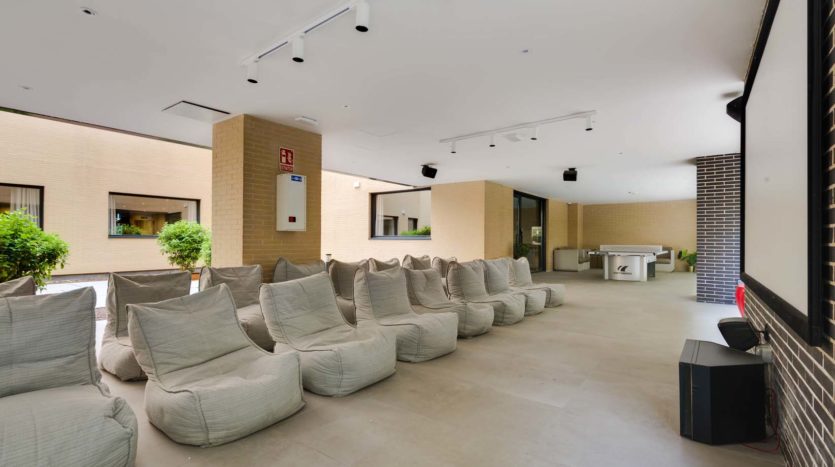 Residencia de estudiantes Madrid Aravaca Livensa Living sala de cine