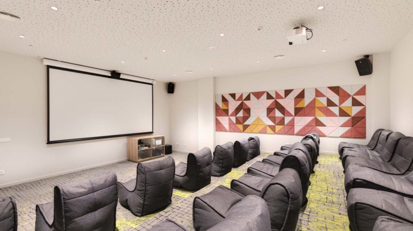 Residencia de estudiantes Madrid Getafe Livensa Living sala de cine