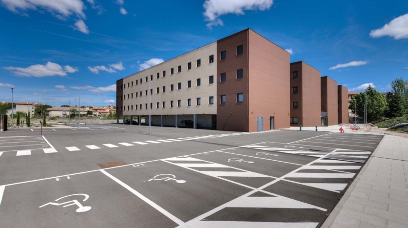 Residencia de estudiantes en Salamanca Livensa Living parking coches