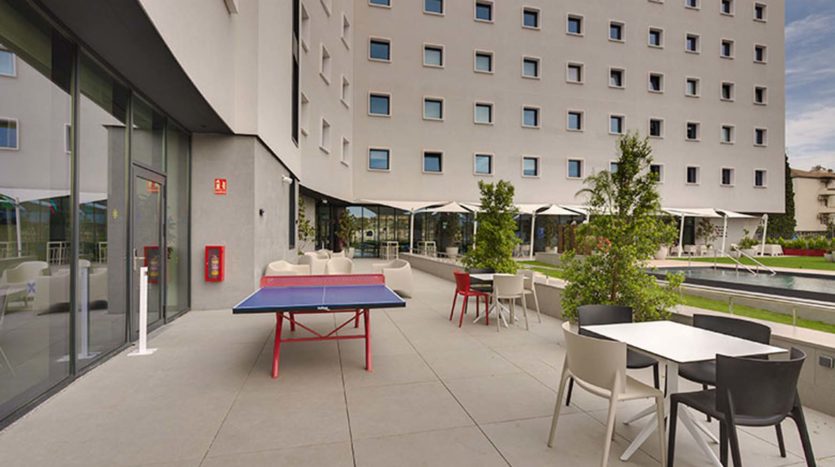 Residencia de estudiantes Livensa Living Granada Fuentenueva terraza