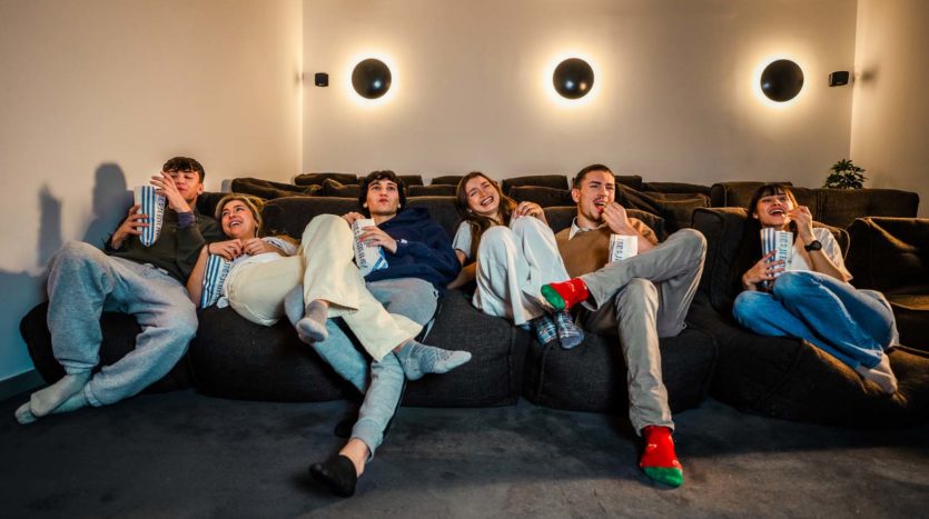 Residencia universitaria Livensa en Barcelona Diagonal Alto con sala de cine