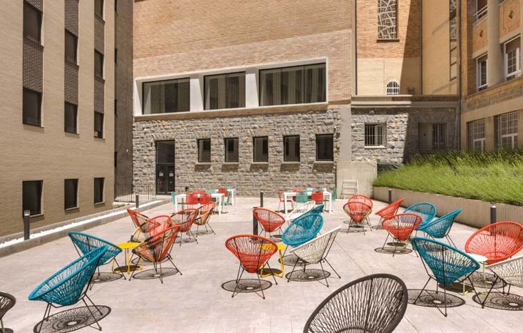 Residencia de estudiantes Livensa Living Pamplona patio