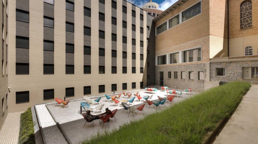 Residencia de estudiantes Livensa Living Pamplona terraza