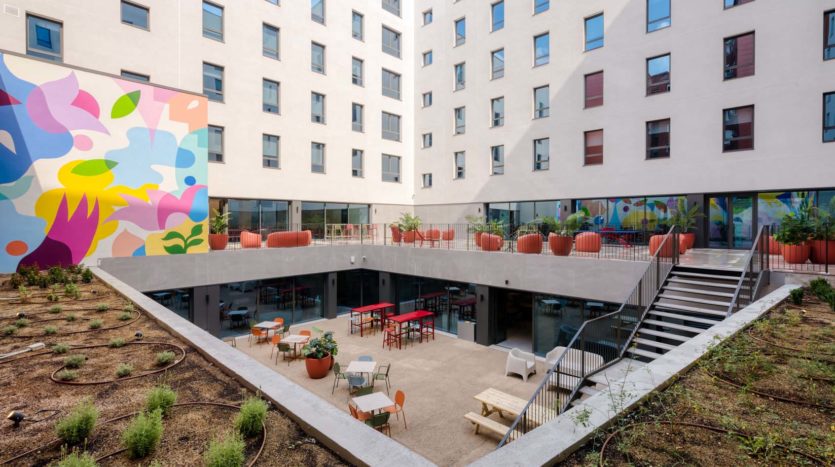 Residencia de estudiantes Livensa Living Sants Badal fachada interior con patio