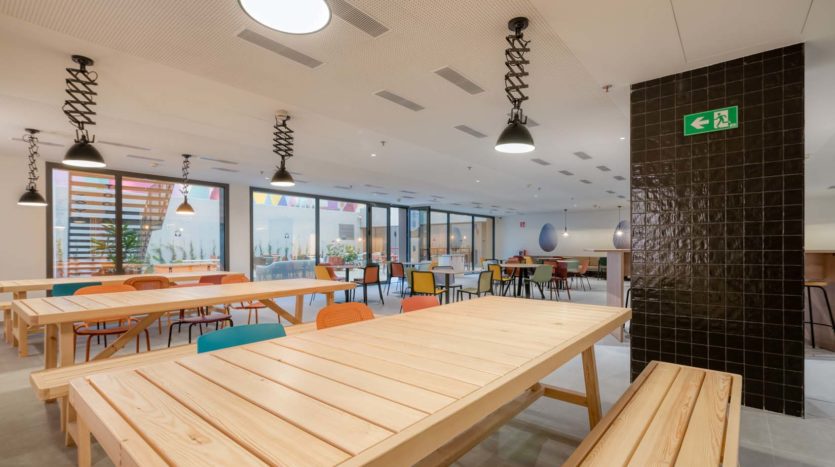 Residencia de estudiantes Livensa Living Sants Badal cocina comedor común