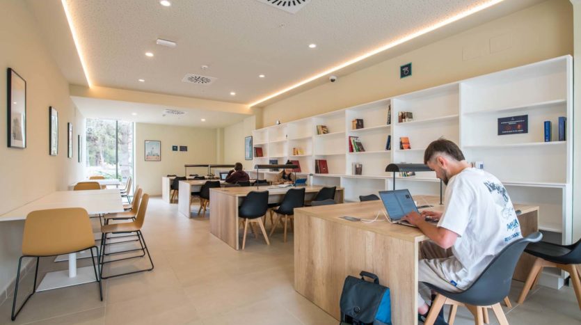 Residencia universitaria Granada Cartuja biblioteca