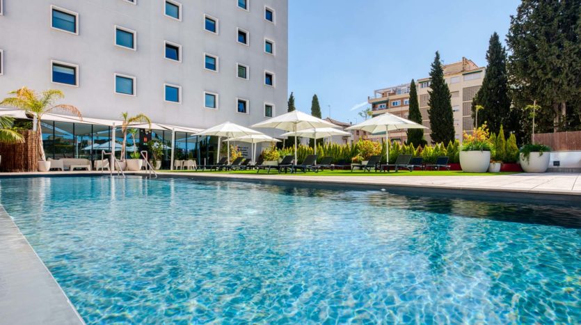 Residencia de estudiantes Livensa Living Granada Fuentenueva pisci
