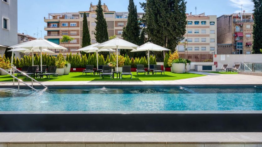 Residencia de estudiantes Livensa Living Granada Fuentenueva piscina