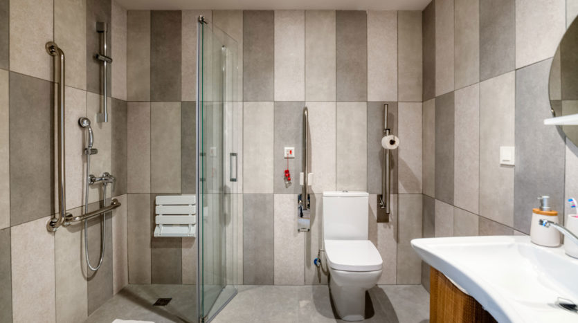Baño accesible en residencia de estudiantes Livensa Barcelona Parallel
